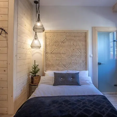 Niedzwiedzia Garden & Sauna B&B 포로닌
